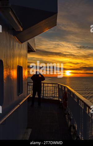 Splendido tramonto sul mare norvegese a nord di Trondheim, il passeggero Hurtigruten guarda il sole tramontare in Norvegia, Scandinavia, Europa in ottobre Foto Stock