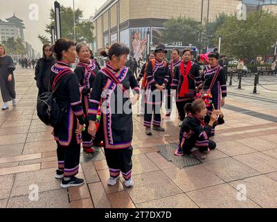 Pechino, Cina, Street Scene, grande folla di donne anziane, anziani, Street, Wangfujing St., Center City, costumi tradizionali, donne amiche, Foto Stock