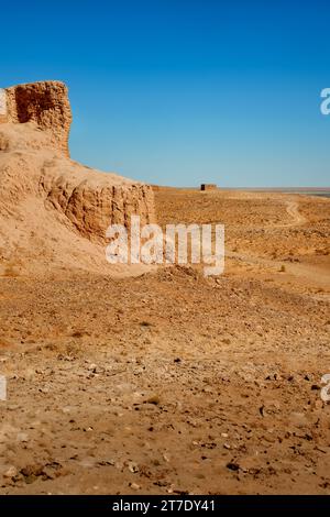 Antica fortezza di argilla di Ayaz-Qala nel deserto di Kyzylkum in Uzbekistan. Foto Stock