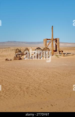 Vecchi carrelli di legno vicino alla fortezza di Ayaz Qala nel deserto di Kyzylkum, Uzbekistan Foto Stock