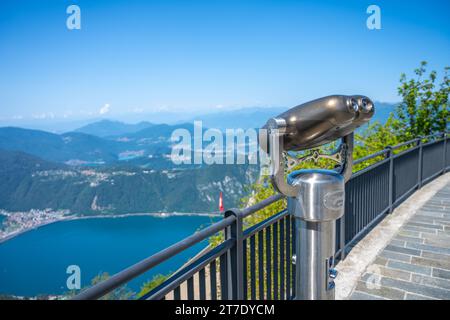 Binocolo metallico turistico a pagamento sopra il Lago di Lugano, Italia e Svizzera Foto Stock