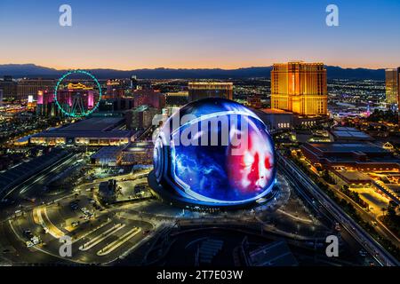 The Sphere, Exosphere e' usato ogni sera per mostrare arte e pubblicità Vista aerea dello skyline, Strip at Night, Neon Lights Las Vegas, Nevada, Stati Uniti Foto Stock