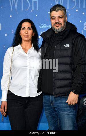 Imad Mardnli mit Ehefrau Samia Mardnli bei der Premiere des Kinofilms Wish im Zoo Palast. Berlin, 14.11.2023 *** Imad Mardnli con sua moglie Samia Mardnli alla prima del film Wish at Zoo Palast Berlin, 14 11 2023 foto:Xn.xKubelkax/xFuturexImagex Wish 3253 Credit: Imago/Alamy Live News Foto Stock