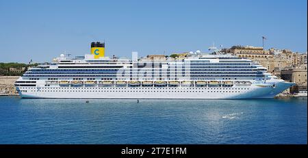 LA VALLETTA, MALTA - 19 MAGGIO 2022: Linea panoramica nella capitale europea, cielo azzurro in una calda e soleggiata giornata primaverile. Foto Stock