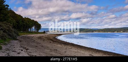 In un pomeriggio luminoso e tranquillo, guardando a sud-ovest verso Oitir attraverso Loch Fyne da Otter Ferry, Argyll, Scozia Foto Stock