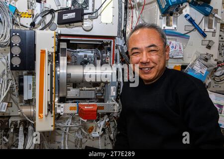ISS - 30 ottobre 2023 - l'astronauta JAXA ( Japan Aerospace Exploration Agency ) e l'ingegnere di volo della Expedition 70 Satoshi Furukawa posa per un ritratto Foto Stock