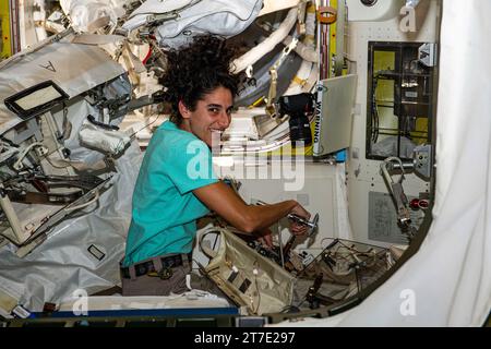 ISS - 27 ottobre 2023 - l'ingegnere di volo della ISS Expedition 70 Jasmin Moghbeli, astronauta della NASA, posa per un ritratto mentre prepari strumenti e tute spaziali Foto Stock