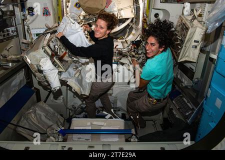 ISS - 27 ottobre 2023 - ISS Expedition 70 Flight Engineers (da sinistra) Loral o'Hara e Jasmin Moghbeli, entrambi astronauti della NASA, posano per un ritratto Foto Stock