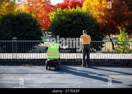 Senza limitazioni, una persona con disabilità si alza dalla sedia a rotelle e cammina quando inosservata, a testimonianza della forza interiore e dei resi Foto Stock