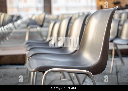 Set di sedie aperte per eventi come congressi, riunioni, conferenze o matrimoni Foto Stock