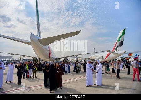 DUBAI, Emirati Arabi Uniti, 15 novembre 2023. I partecipanti aspettano che lo spettacolo aereo abbia inizio al Dubai Airshow 2023. L'evento si è svolto presso l'aeroporto internazionale DWC Maktoum di Dubai Foto Stock