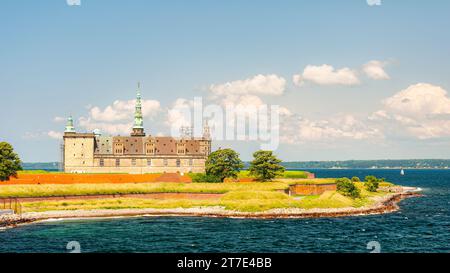 HELSINGOR, DANIMARCA - 28 GIUGNO 2013: Il castello di Kronborg sulla costa è famoso, tra l'altro, per la commedia di Shakespeare Amleto. Foto Stock