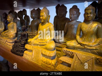 Statue di Buddha sugli scaffali di un santuario all'interno di Phnom Preah raggiungono Troap al Tempio di Oudong nella provincia di Kandal vicino Phnom Penh, Cambogia. Foto Stock