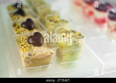 Gelato artigianale fornito in negozio per la vendita e pronto per il consumo Foto Stock