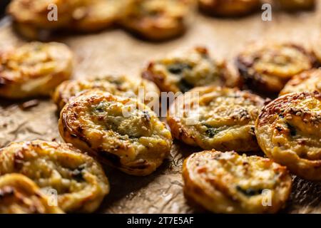 Mini panini per pizza ripieni di vari ingredienti, prosciutto pancetta spinaci, basilico, mozzarella o parmigiano. Foto Stock