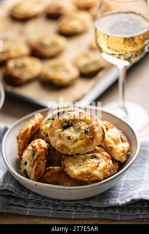 Mini panini per pizza ripieni di vari ingredienti, prosciutto pancetta spinaci, basilico, mozzarella o parmigiano in ciotola. Foto Stock