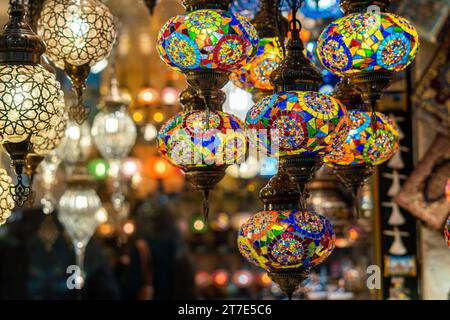 Una collezione ornata e vibrante di lampade turche appese di fronte a un mercato Foto Stock