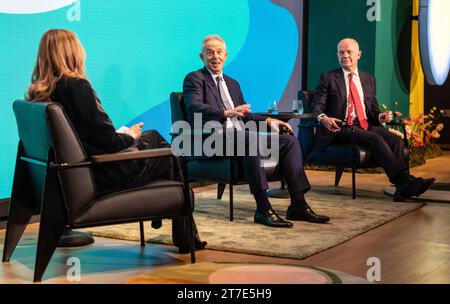 Tony Blair (centro) e William Hague intervengono al Shaping Us National Symposium al Design Museum di Londra. Data foto: Mercoledì 15 novembre 2023. Foto Stock