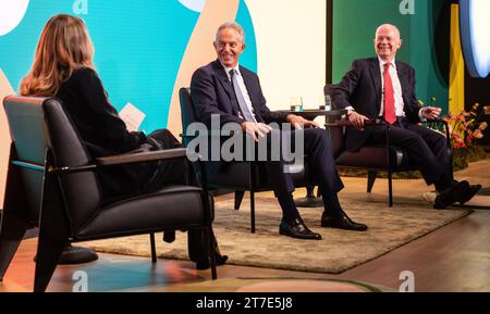 Tony Blair (centro) e William Hague intervengono al Shaping Us National Symposium al Design Museum di Londra. Data foto: Mercoledì 15 novembre 2023. Foto Stock