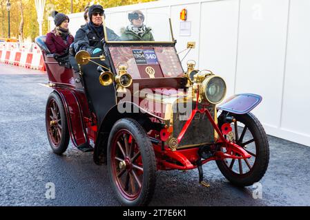 1904 auto d'epoca Darracq che partecipa alla corsa da Londra a Brighton, evento automobilistico d'epoca che attraversa Westminster, Londra, Regno Unito Foto Stock