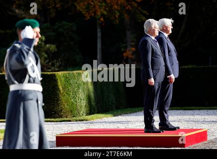 Bonn, Germania. 15 novembre 2023. Il presidente federale Frank-Walter Steinmeier (r) riceve Sauli Niinistö (2° da destra), presidente della Finlandia, a Villa Hammerschmidt. Niinistö inizia una visita ufficiale di due giorni in Germania. Crediti: Thomas Banneyer/dpa/Alamy Live News Foto Stock