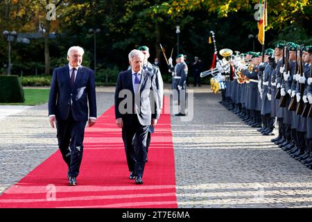 Bonn, Germania. 15 novembre 2023. Il presidente federale Frank-Walter Steinmeier (l) riceve Sauli Niinistö (M), presidente della Finlandia, a Villa Hammerschmidt. Niinistö inizia una visita ufficiale di due giorni in Germania. Crediti: Thomas Banneyer/dpa/Alamy Live News Foto Stock