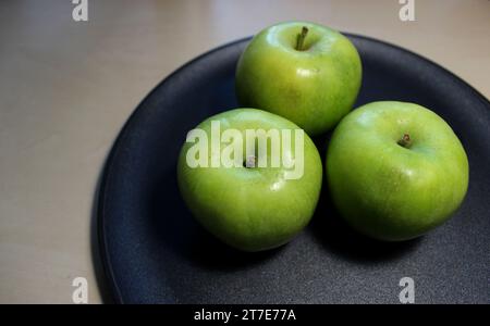 Mele verdi sulla superficie Di Una teglia in ceramica preparazione al trattamento termico foto stock Foto Stock