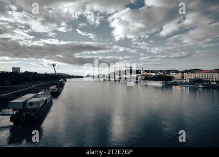 Giorno d'autunno, castello di Bratislava e ponte SNP sul Danubio Foto Stock