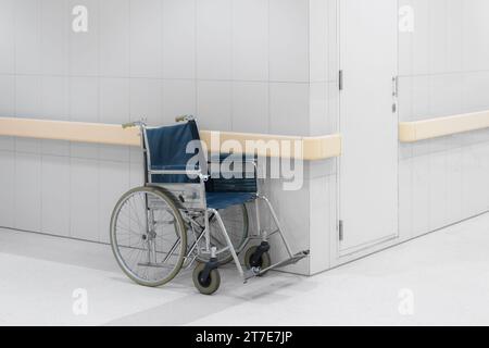 Sedia a rotelle in attesa di pazienti in ospedale Foto Stock