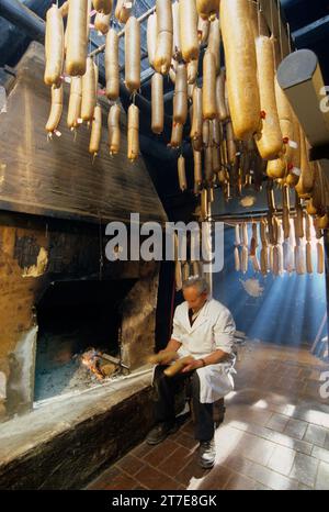 Produzione di salame Fabriano. Fabriano. Provincia di Ancona. Marche. Italia Foto Stock