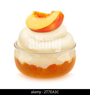 Vaso di vetro di yogurt con marmellata di pesca isolato su sfondo bianco Foto Stock