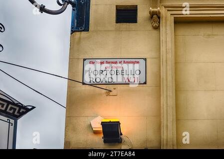 Cartello Portobello Road nel pittoresco quartiere di Notting Hill, Londra, Regno Unito Foto Stock