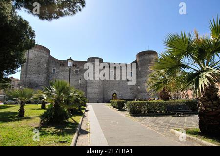 Catania. Piazza Federico di Svevia con il Castello Ursino. Sicilia. Italia Foto Stock