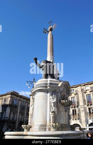 Catania. Piazza Duomo. Fontana degli elefanti. Sicilia. Italia Foto Stock
