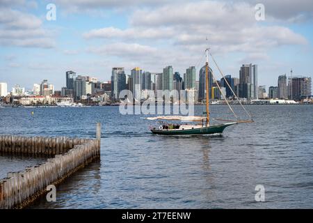 San Diego, California - 12 maggio 2023: Vista dello skyline del centro di San Diego con una barca a vela nella baia durante il giorno, California Foto Stock