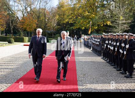 Bonn, Germania. 15 novembre 2023. Il presidente federale Frank-Walter Steinmeier (l) riceve Sauli Niinistö (M), presidente della Finlandia, a Villa Hammerschmidt. Niinistö inizia una visita ufficiale di due giorni in Germania. Crediti: Thomas Banneyer/dpa/Alamy Live News Foto Stock