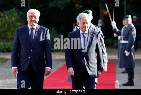 Bonn, Germania. 15 novembre 2023. Il presidente federale Frank-Walter Steinmeier (l) riceve Sauli Niinistö (M), presidente della Finlandia, a Villa Hammerschmidt. Niinistö inizia una visita ufficiale di due giorni in Germania. Crediti: Thomas Banneyer/dpa/Alamy Live News Foto Stock