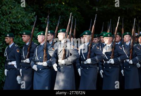 Bonn, Germania. 15 novembre 2023. I soldati del battaglione di guardia delle forze armate tedesche marciano di fronte a Villa Hammerschmidt per l'accoglienza del presidente finlandese Niinistö da parte del presidente federale Steinmeier. Niinistö inizia una visita ufficiale di due giorni in Germania. Crediti: Thomas Banneyer/dpa/Alamy Live News Foto Stock