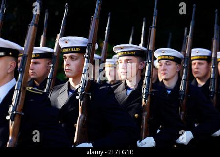 Bonn, Germania. 15 novembre 2023. I soldati del battaglione di guardia delle forze armate tedesche marciano di fronte a Villa Hammerschmidt per l'accoglienza del presidente finlandese Niinistö da parte del presidente federale Steinmeier. Niinistö inizia una visita ufficiale di due giorni in Germania. Crediti: Thomas Banneyer/dpa/Alamy Live News Foto Stock