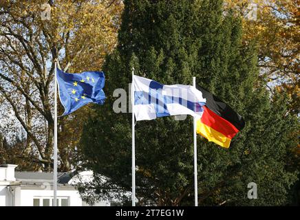 Bonn, Germania. 15 novembre 2023. Le bandiere dell'Unione europea (l-r), della Finlandia e della Germania volano di fronte alla Villa Hammerschmidt per l'accoglienza del presidente finlandese Niinistö da parte del presidente federale Steinmeier. Niinistö inizia una visita ufficiale di due giorni in Germania. Crediti: Thomas Banneyer/dpa/Alamy Live News Foto Stock