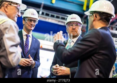 König Willem-Alexander in Nordrhein-Westfalen Hendrik Wüst CDU, 2.v.l., Ministerpräsident von Nordrhein-Westfalen, und König Willem-Alexander der Niederlande 2.v.r. schauen sich im Chemiepark Marl eine Wasserstoffproduktionsanlage an. Der niederländische König und Nordrhein-Westfalens Ministerpräsident besuchen verschiedene Unternehmen. Marl Nordrhein-Westfalen Deutschland *** Re Willem Alexander nella Renania settentrionale-Vestfalia Hendrik Wüst CDU, secondo da sinistra, Ministro Presidente della Renania settentrionale-Vestfalia, e Re Willem Alexander dei Paesi Bassi secondo da destra date un'occhiata a un prodotto a idrogeno Foto Stock