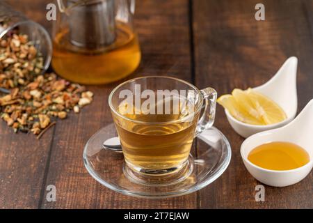 Tè caldo d'inverno appena preparato su un tavolo di legno Foto Stock