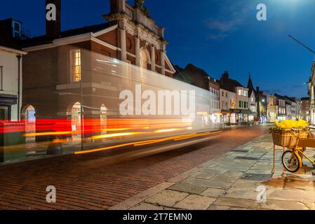 North Street nel centro di Chichester, West Sussex, Regno Unito, di notte Foto Stock