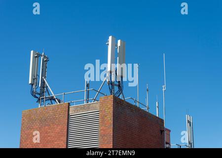 antenne per telecomunicazioni sul tetto di un edificio Foto Stock
