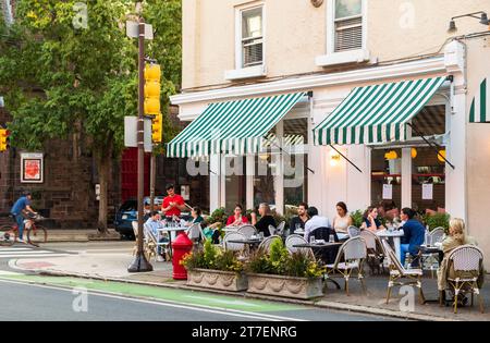 Cena all'aperto presso il ristorante Trattoria carina di Fitler Square Neighborhhod, Philadelphia, Pennsylvania, USA Foto Stock