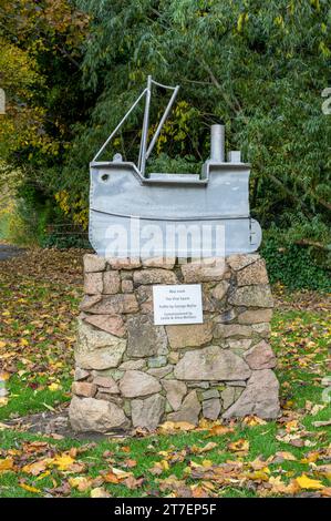 Scultura di Vital Spark, una TV immaginaria Clyde Puffer dell'artista George Wyllie, Kelvingrove Art Gallery and Museum, Glasgow, Scozia, Regno Unito Foto Stock