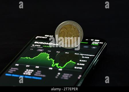 ETF, borsa o grafico di negoziazione valutaria in concetto grafico con cubo in primo piano e spazio di copia adatto per investimenti finanziari o economici Foto Stock