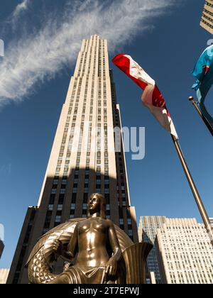 Vista dal basso del Rockefeller Center di Manhattan, New York, USA. Foto Stock