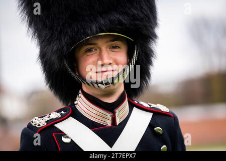 La regina Denmarks Margrethe partecipa a una parata presso la Royal Life Guard e consegna la guardia della regina alla guardia Jonathan Mazanti Andersen di Helsingoer presso la caserma delle guardie di vita a Copenaghen, Danimarca, mercoledì 15 novembre 2023. Alla parata, la Regina dà un orologio alla guardia, che è onorata per essere stata un buon compagno e un soldato abile Foto Stock