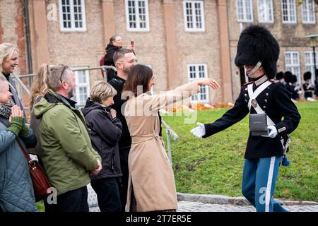 La regina Denmarks Margrethe partecipa a una parata presso la Royal Life Guard e consegna la guardia della regina alla guardia Jonathan Mazanti Andersen di Helsingoer presso la caserma delle guardie di vita a Copenaghen, Danimarca, mercoledì 15 novembre 2023. Alla parata, la Regina dà un orologio alla guardia, che è onorata per essere stata un buon compagno e un soldato abile Foto Stock